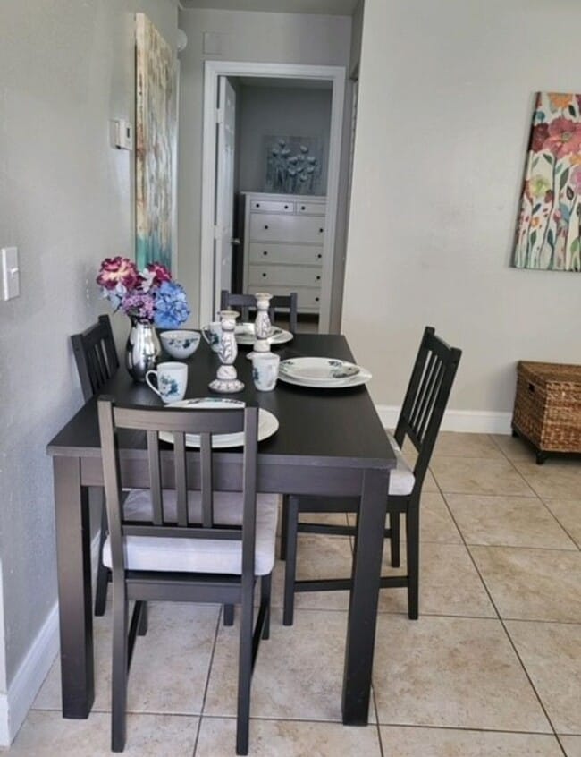 Building Photo - 2/1 Close to Downtown Tampa and University...