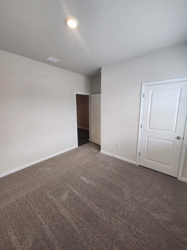 Building Photo - 323 Vaccaro Dr