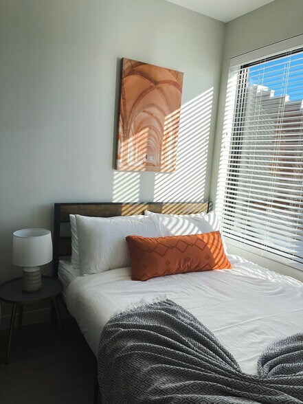 Building Photo - 2530 University Ave