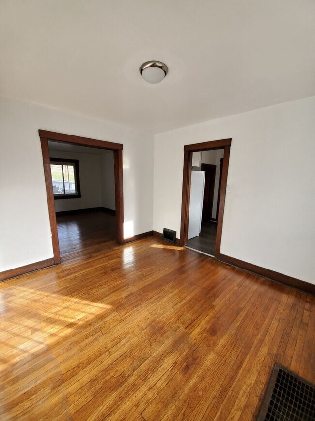 Building Photo - 4714 Sylvan Ave