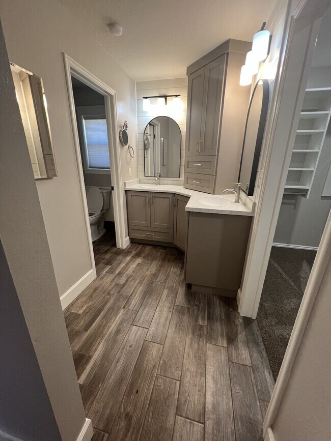 Building Photo - "Spacious 4-Bed Oasis with 3.5 Baths in Charming St. George!"