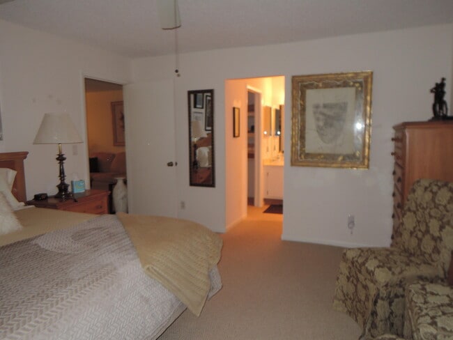 Building Photo - 1209 S Lakes End Dr