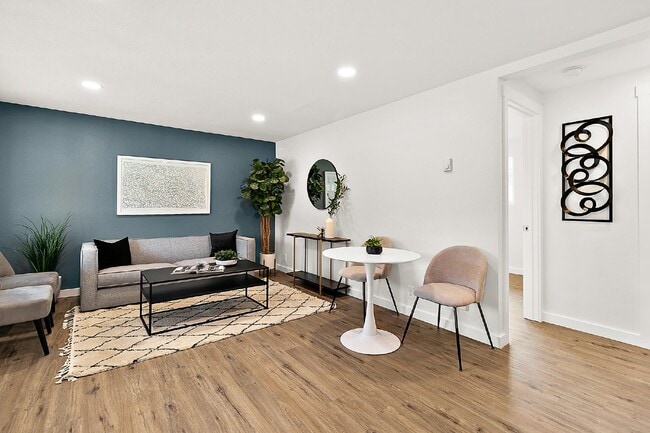 Building Photo - Newly Remodeled 1-Bedroom Duplex Unit with...