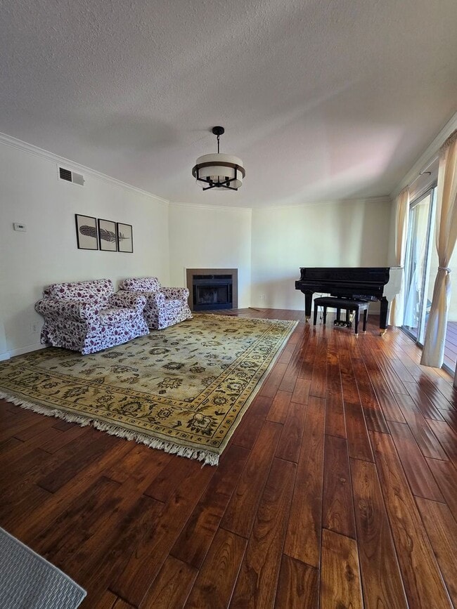 Building Photo - Tri Level Townhouse located in a Gated Com...