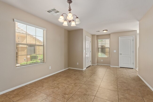 Building Photo - Welcome Home 3B/2BA in Lyons Gate!