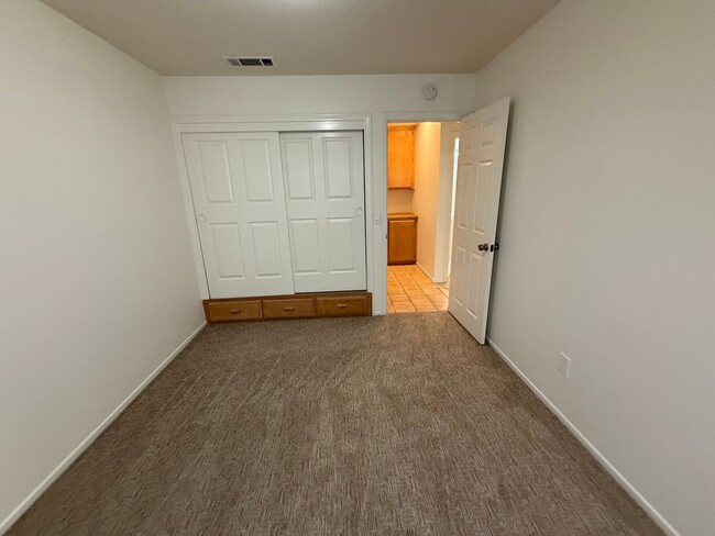 Building Photo - Victorville- Beautiful 3 Bedroom Home in G...