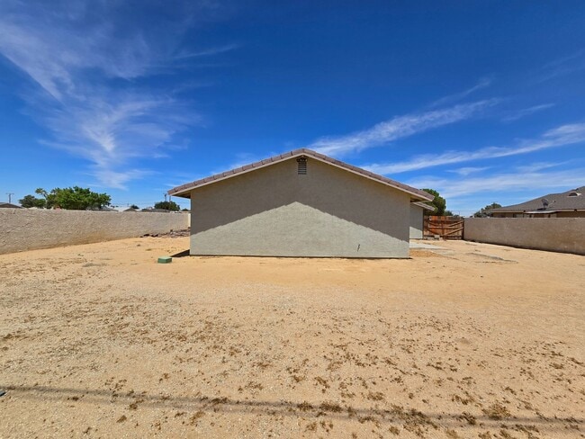 Building Photo - For Rent in California City – 3 Bed / 2 Ba...