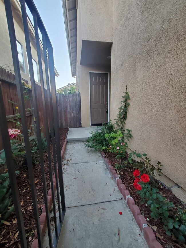 Building Photo - Wonderful 3 Bedroom 2.5 Bath Home in the h...