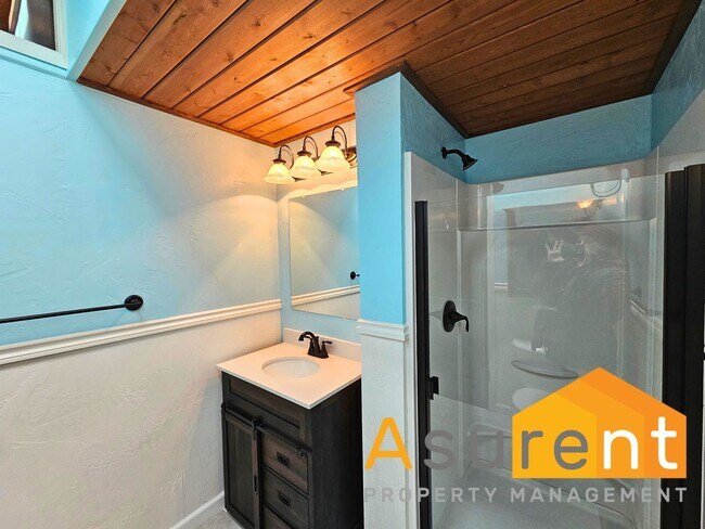 Building Photo - Stunning Home located in the picturesque Ashland