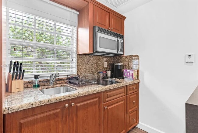 Building Photo - 265 Palm Ave