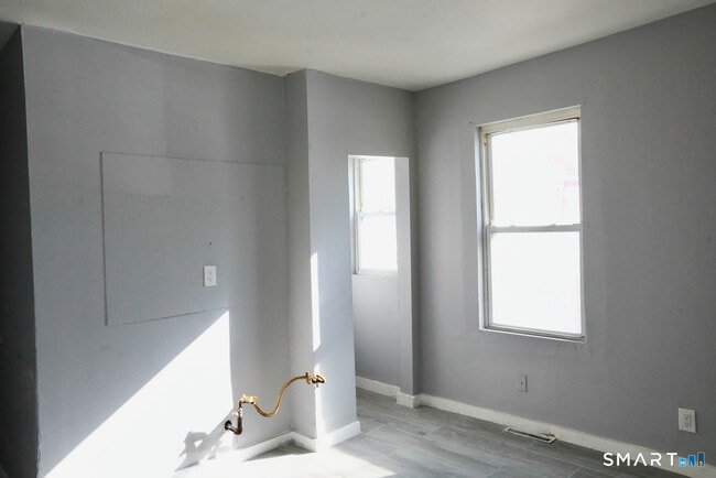 Building Photo - 156 Poplar St