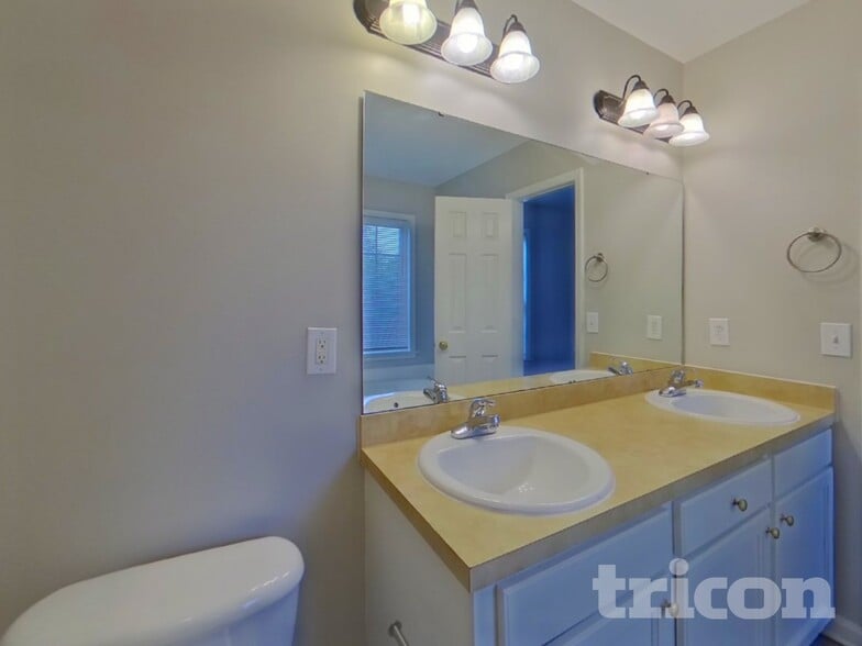 Building Photo - 608 Cottontail Ct N
