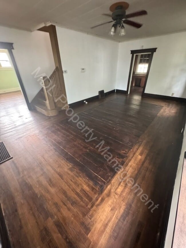 Building Photo - Large 4 bedroom 1 bath house