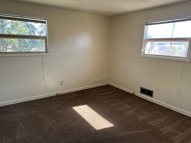 Building Photo - Nice 2 bedroom unit of a duplex near downt...