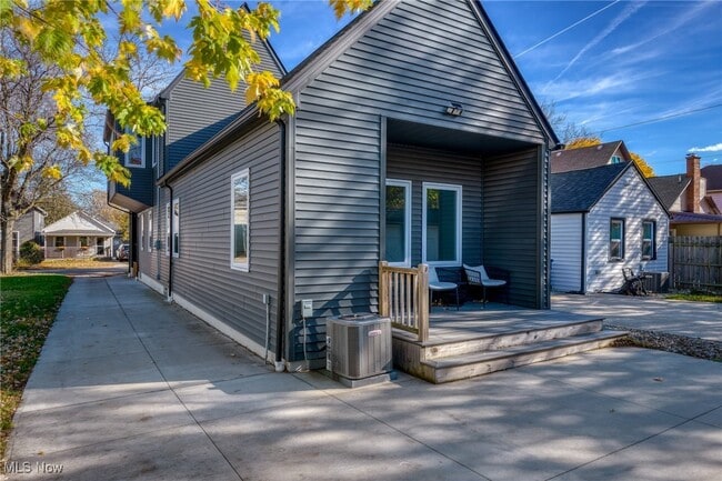 Building Photo - 1928 W 48th St