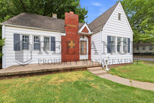 Building Photo - 703 S Grove Dr
