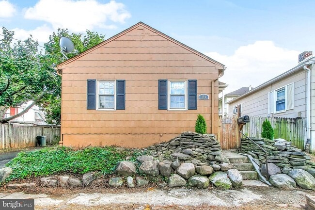 Building Photo - Coming Soon -  Charming 2 Bedroom, 1 Bath ...