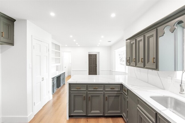 Building Photo - 15202 La Paloma Dr