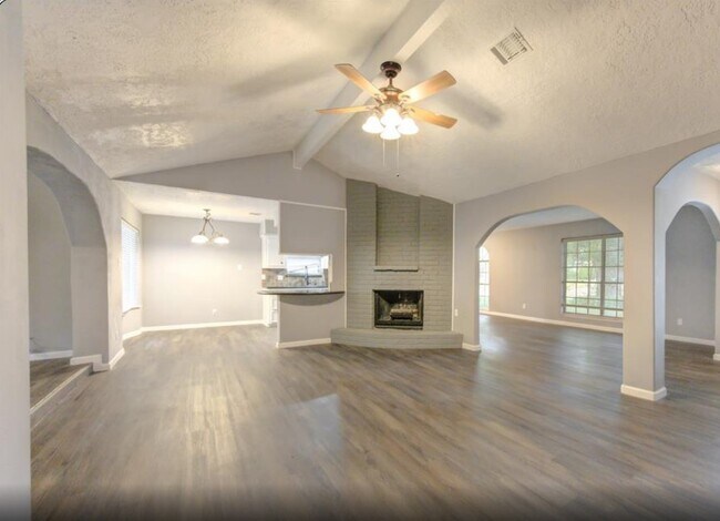 Building Photo - 10727 Sagewillow Ln