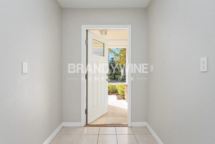 Building Photo - 5661 Mercado Dr