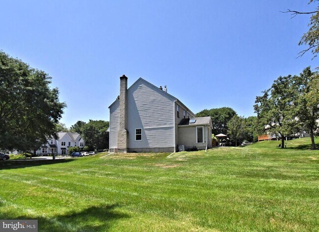 Building Photo - 2489 Hillendale Dr
