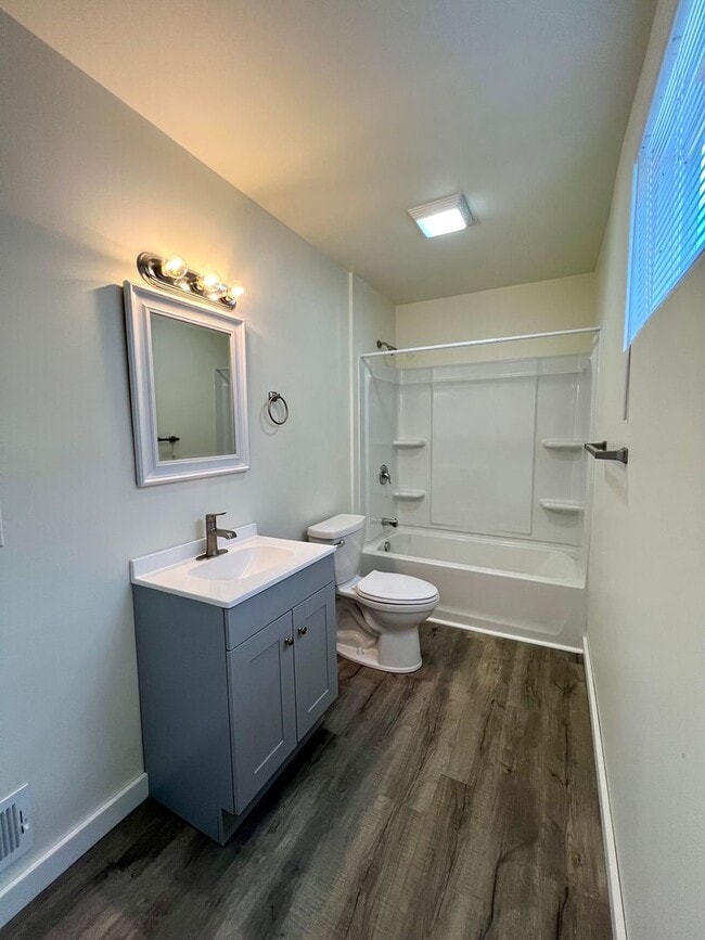 Building Photo - Now showing 3BR 2 full Bath house with lar...