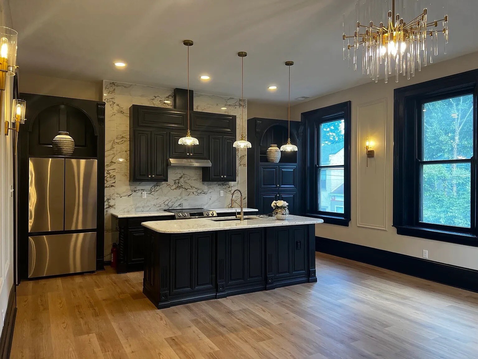 Building Photo - 230 W 6th St