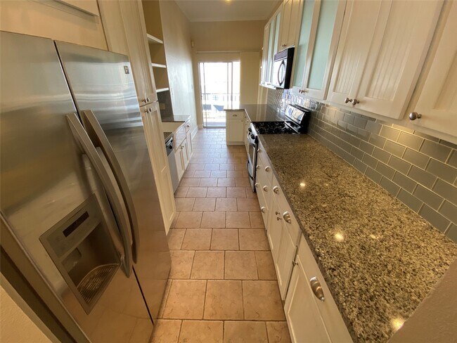 Building Photo - 735 Arlington St