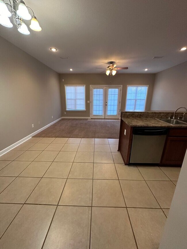 Building Photo - Eagle Landing - End Unit