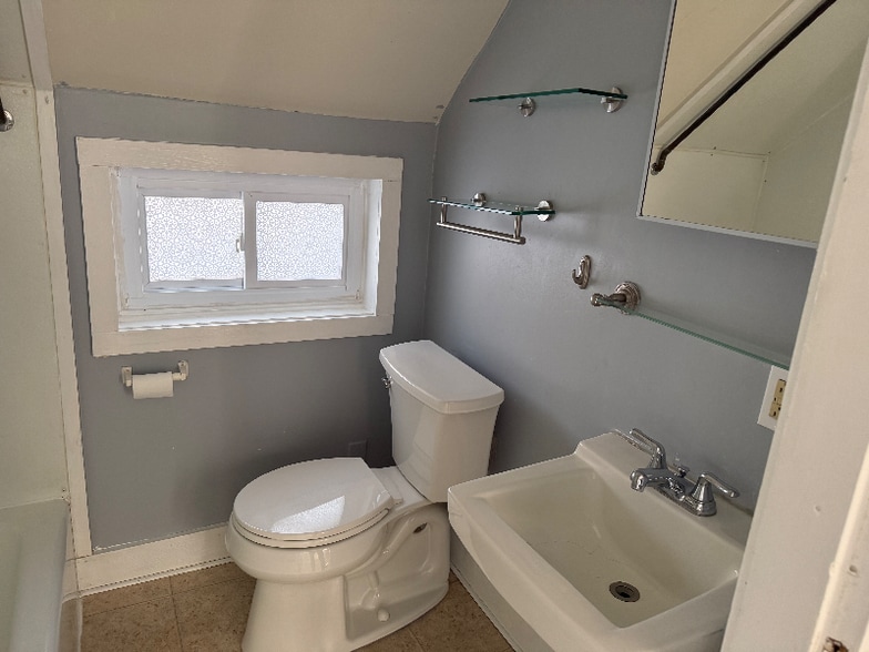 Building Photo - 302 Maine St