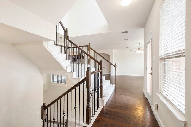 Building Photo - 2640 Venice Dr