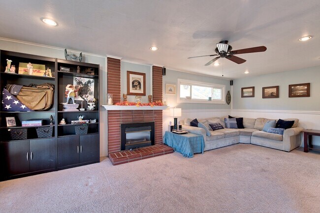 Building Photo - 595 Tanbark Terrace