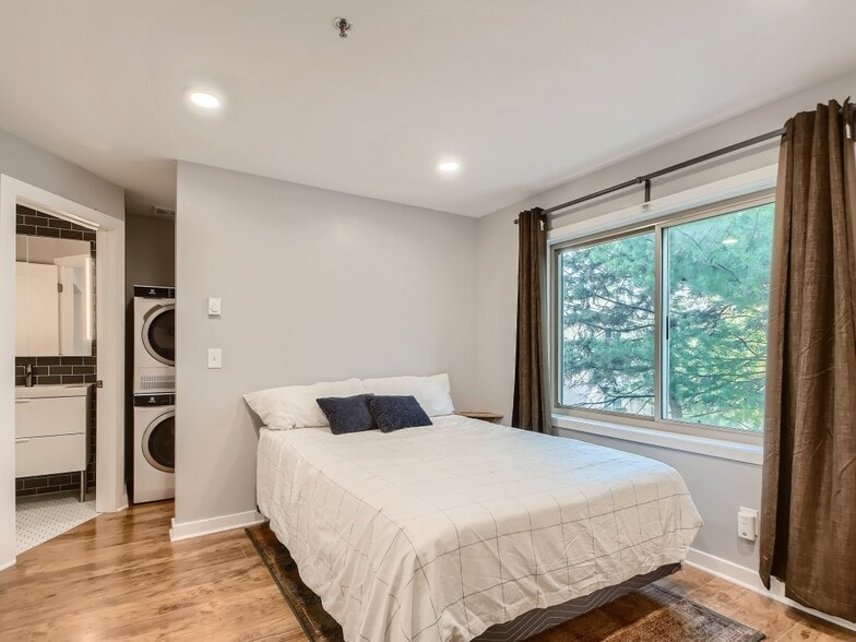 Building Photo - 2100 Ridge Dr