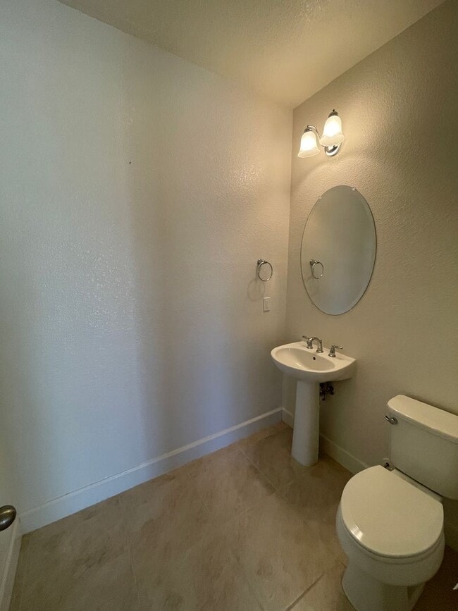 Building Photo - 2024 Newcastle Dr