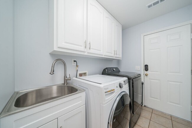 Building Photo - Spacious Madison Home with Pool, Game Room, Bonus Room & Prime Location