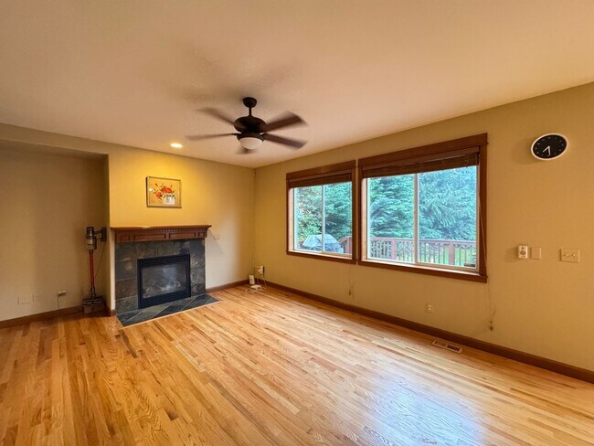 Building Photo - Spacious 4-Bedroom Home for Rent in Woodinville
