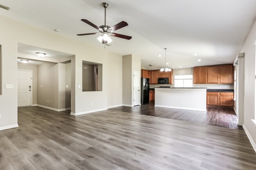 Building Photo - 7511 Hawks Cliff Dr