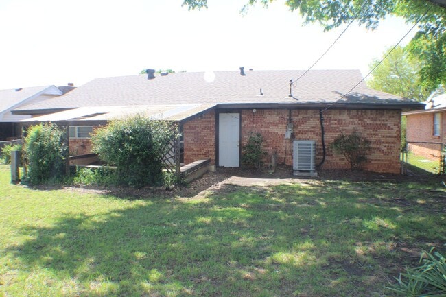 Building Photo - 628 Moraine Ave