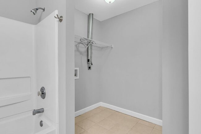 Building Photo - 525 Rushing St