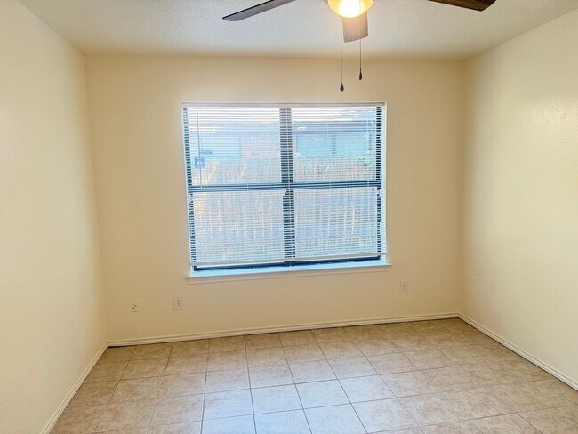 Building Photo - 1815 Cedarview Dr
