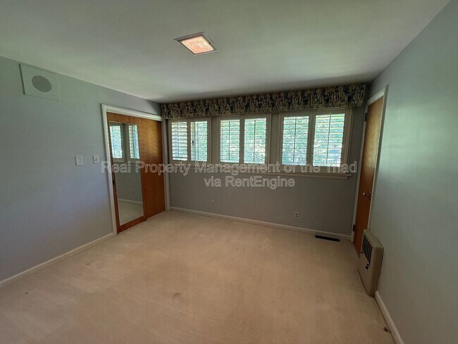 Building Photo - 1507 Pinehurst Dr
