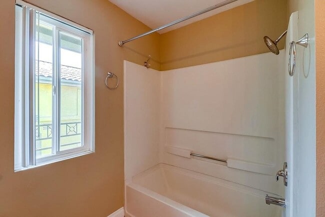 Building Photo - 1-Bedroom, 1-Bathroom Apartment for Rent –...