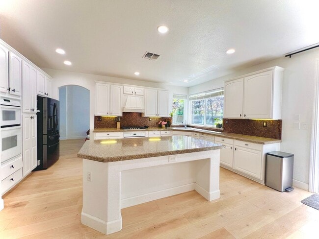 Building Photo - Gorgeous Serrano home in gated community c...