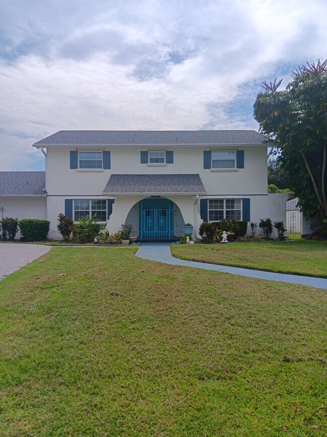 Building Photo - 2321 Irlo Dr