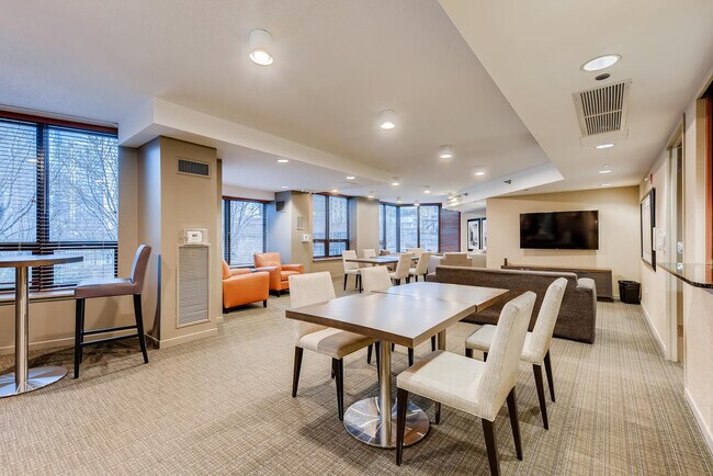 Building Photo - 400 N La Salle Dr