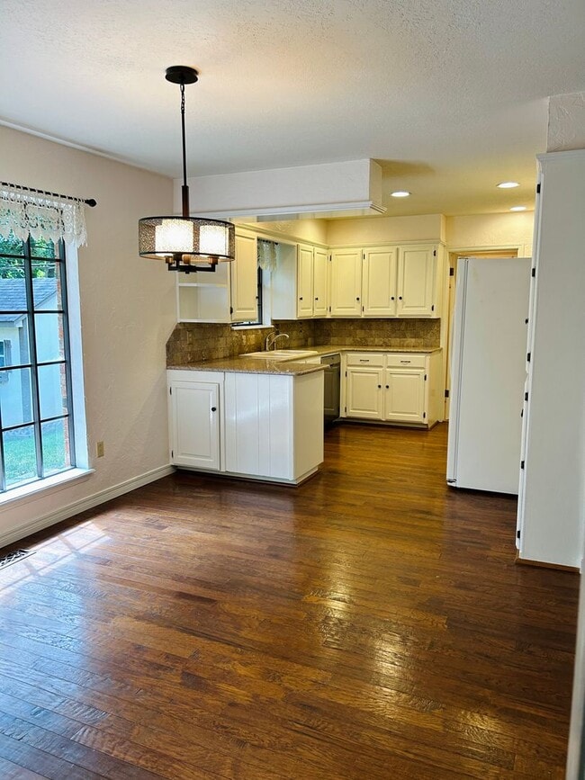 Building Photo - AVAILABLE SEPTEMBER 10TH Charming 4 bed 2....