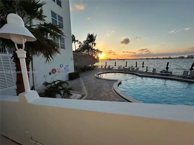 Building Photo - 10350 W Bay Harbor Dr