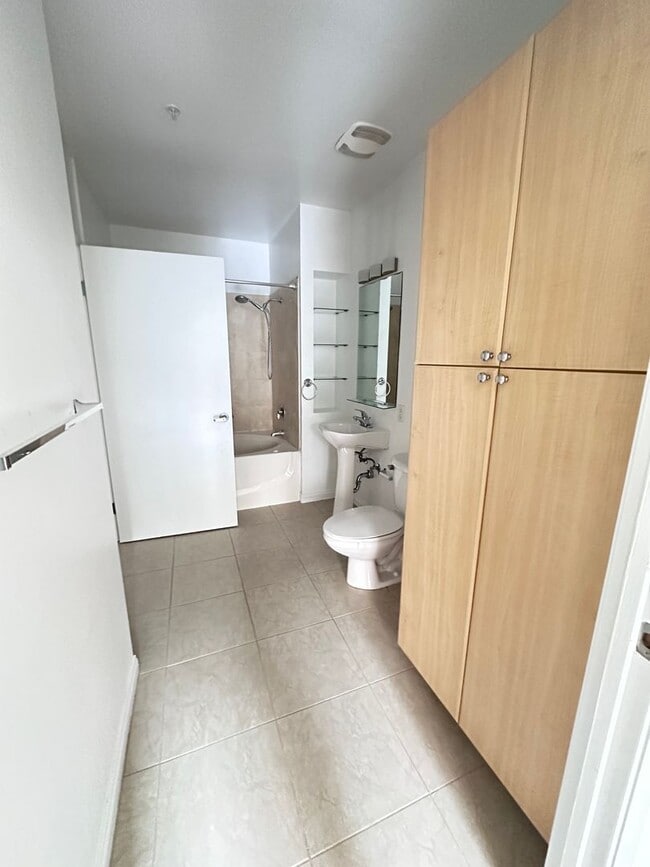 Building Photo - Modern Downtown Long Beach Condo with Ocea...