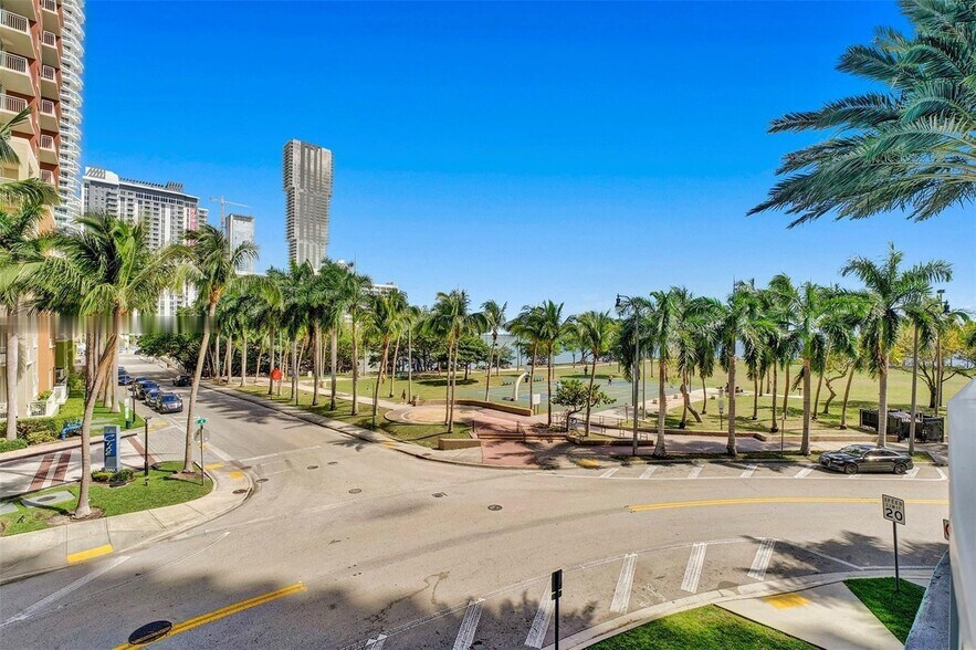 Building Photo - 1900 N Bayshore Dr