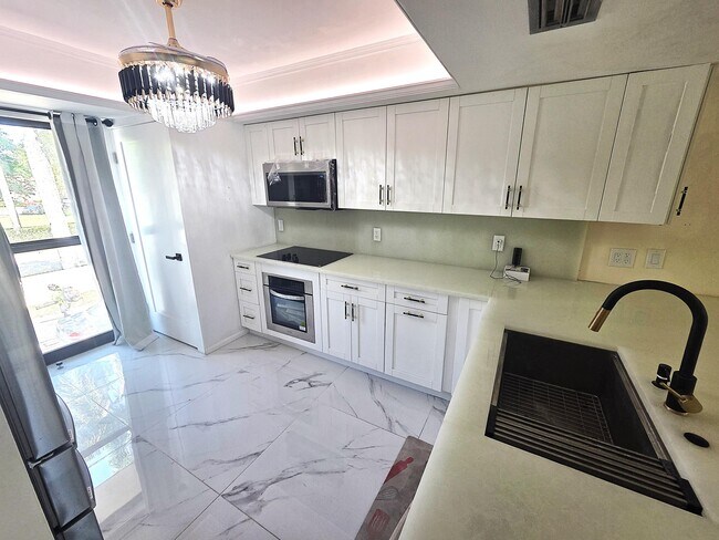 Building Photo - 1731 Presidential Way